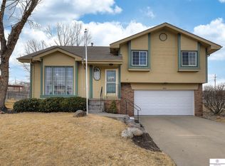 2002 Queen Dr, Papillion, NE 68046
