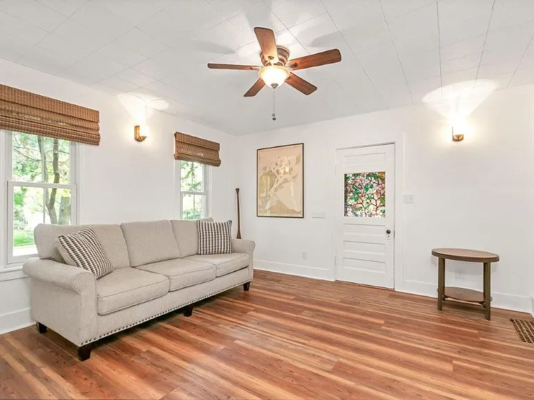 1800 Poyntz Ave — Photo 9
