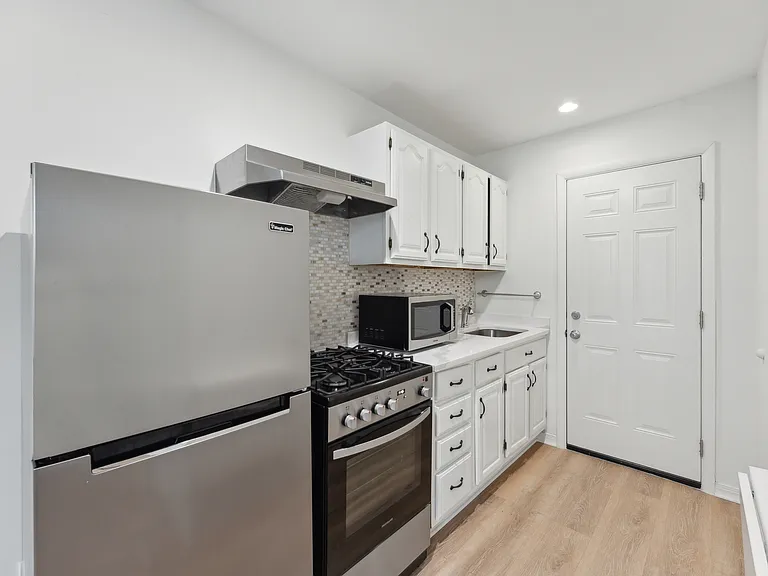 306 L St SE — Photo 16