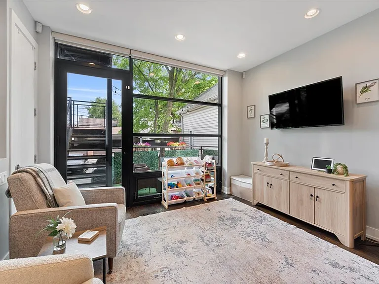 1349 N Leavitt St #1B — Photo 4