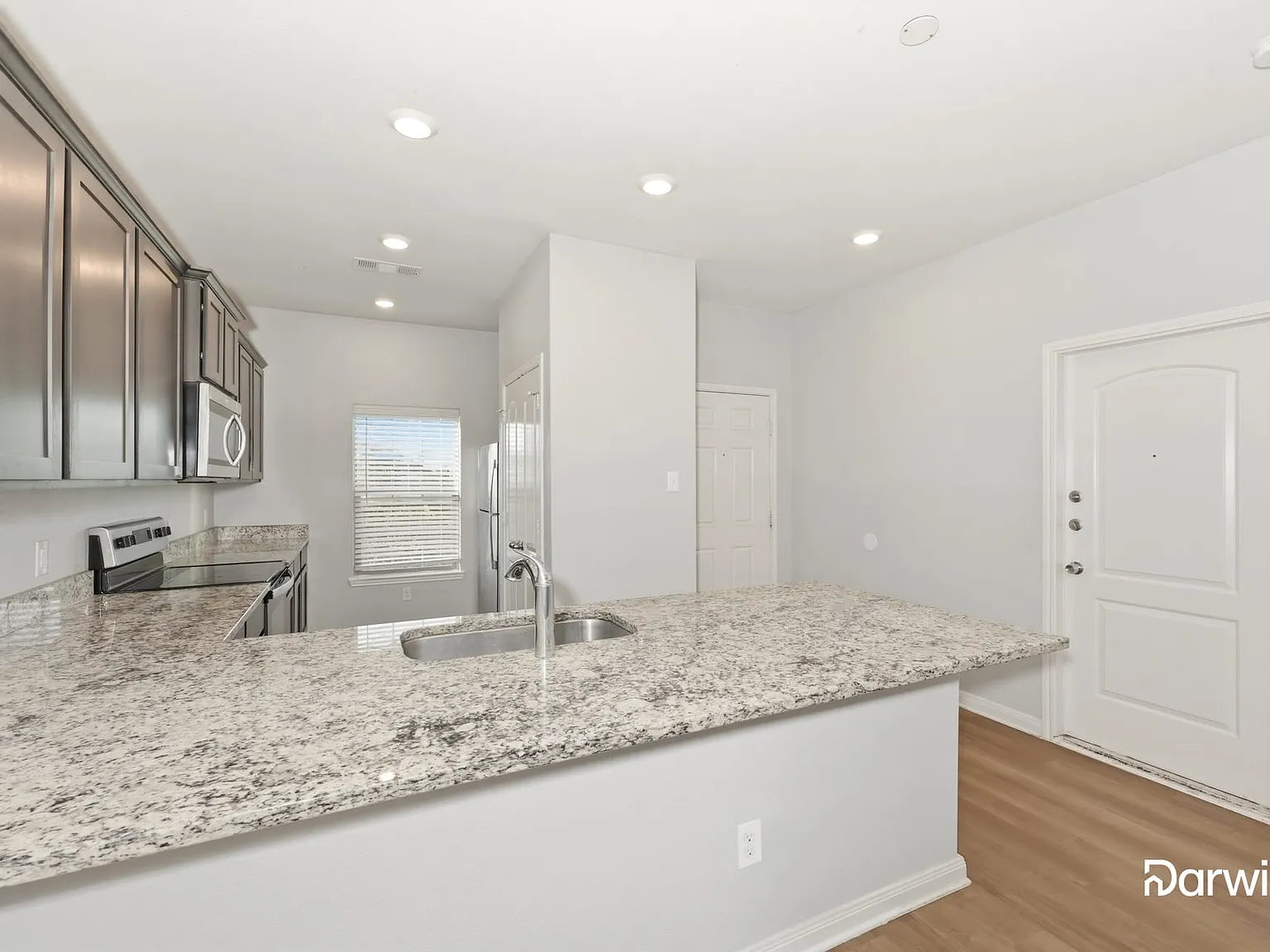 5 bed, 2.5 bath, 2502 sqft, $2,315 — Photo 3