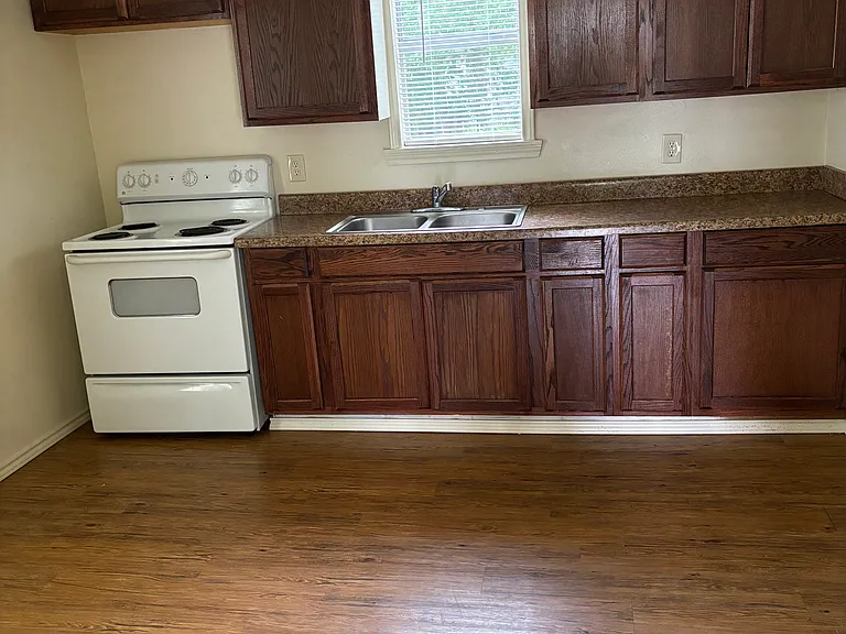 404 Wood St — Photo 2