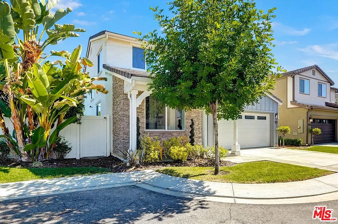 4 bed, 3.0 bath, 2211 sqft, $6,000 — Photo 2