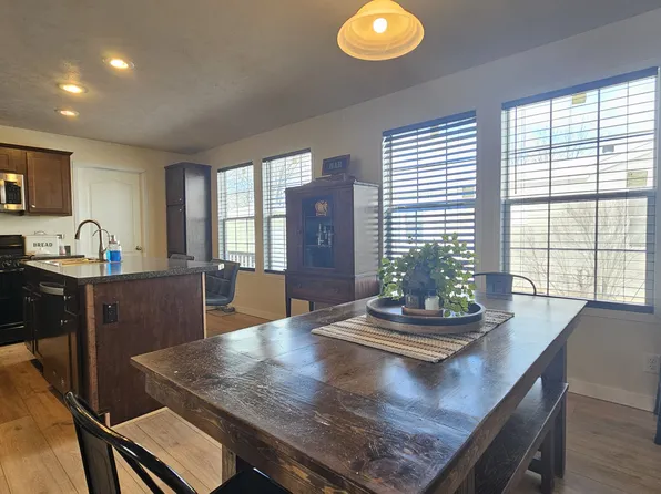 6253 Leigh Ct #104, Fenton, MI 48430