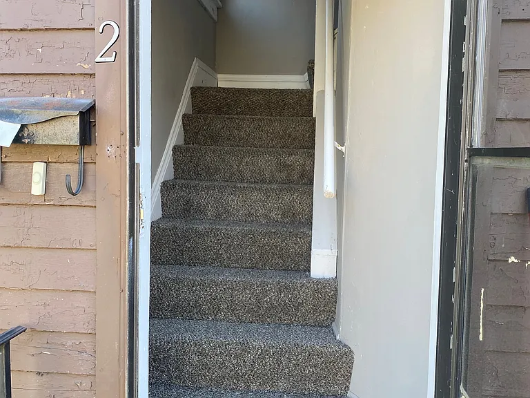 200 E 3rd St #UPSTAIRS — Photo 4