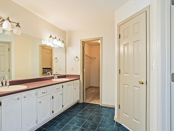 4th image of 4060 Pinnacle Way