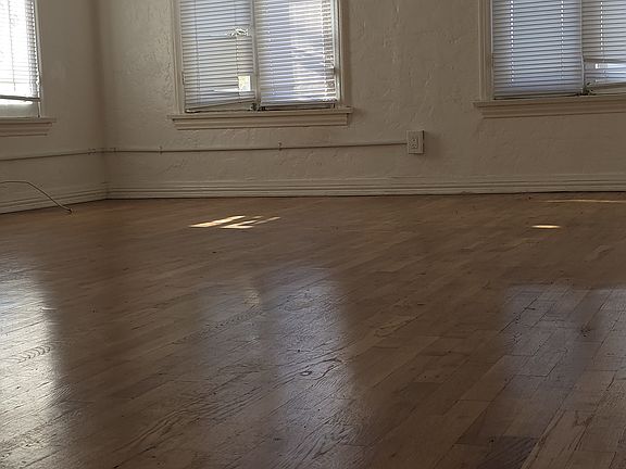 4th image of 7811 Oakwood Ave