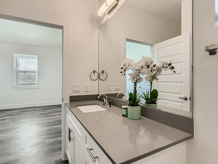 Master suite 2 w/ on-suite bathroom
