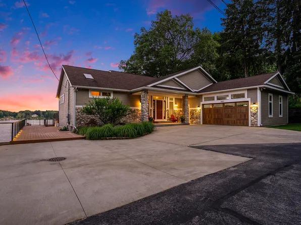 481 Seminole Rd, Norton Shores, MI 49444