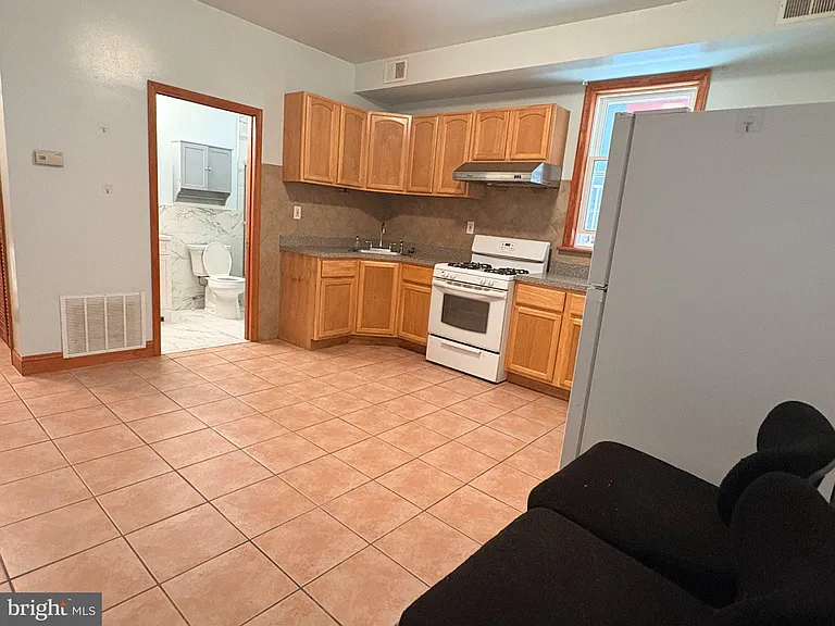 1318 W Girard Ave — Photo 3