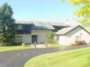 7052 Cedarbank Dr, West Bloomfield, MI