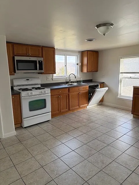 2 bed, 1.0 bath, 2076 sqft, $1,550 — Photo 4