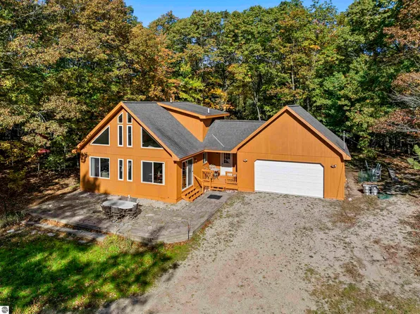 6570 Edgewater Dr, Honor, MI 49640
