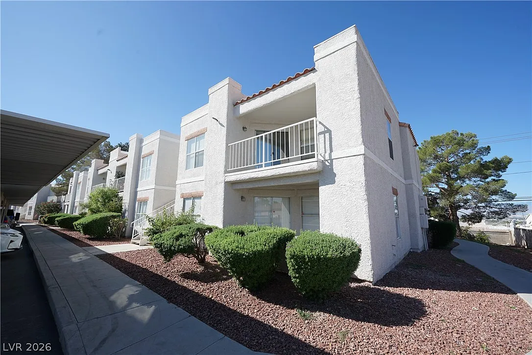 1 bed, 1.0 bath, 677 sqft, $1,095 — Photo 1