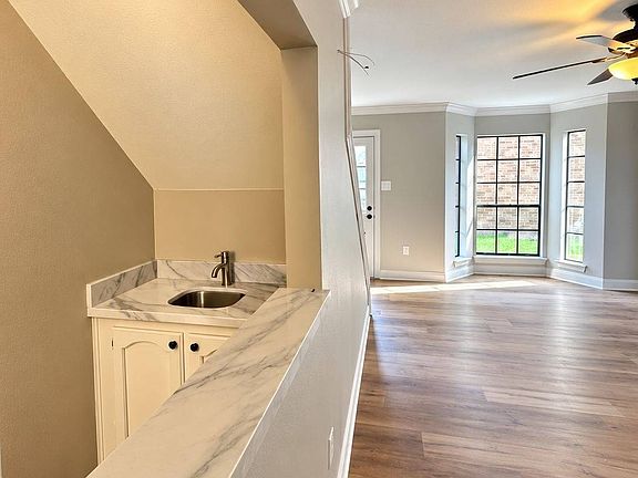 5th image of 405 Longwood Ct APT C