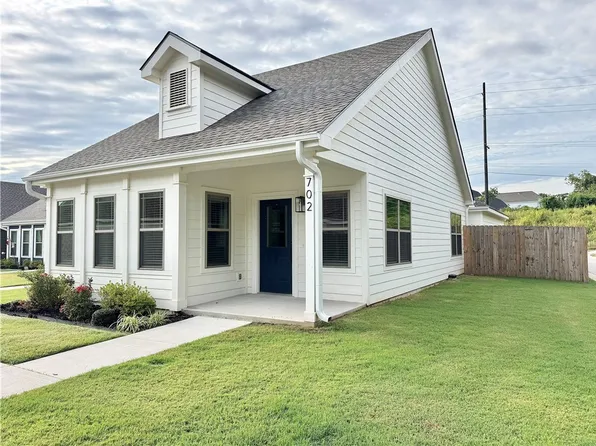 702 NE Heights Ln, Bentonville, AR 72712