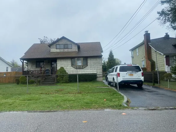 10 E Walnut St, Islip, NY 11751