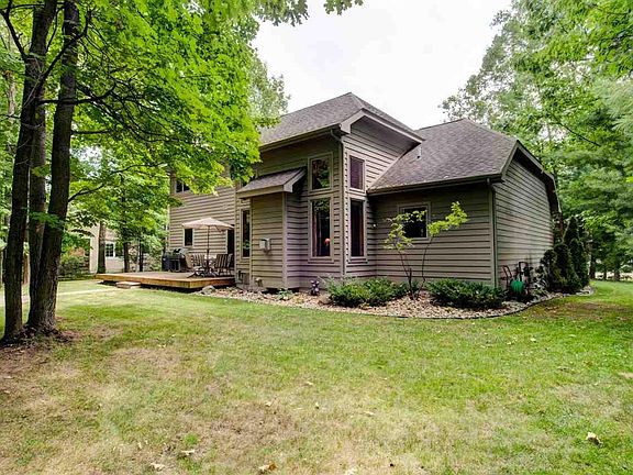 3rd image of 3371 Village Circle Dr
