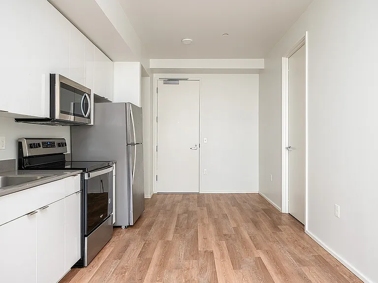 Kitchen/Entryway