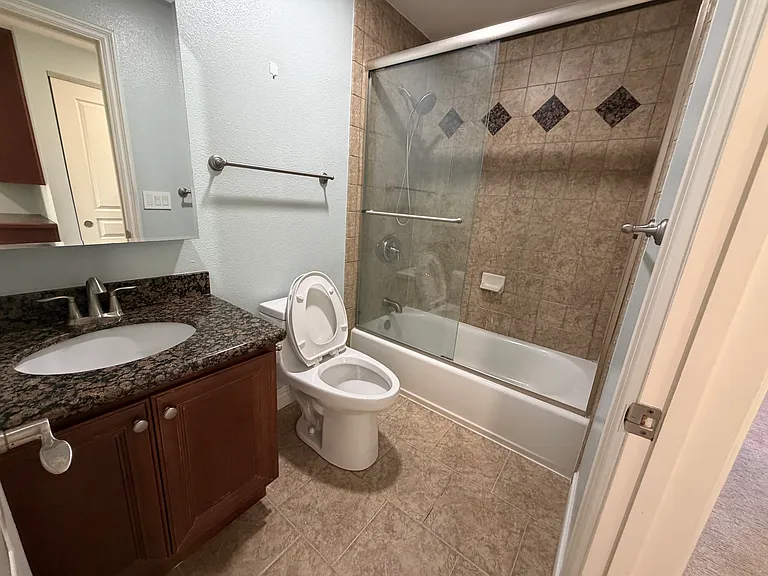 2nd bath (shared)