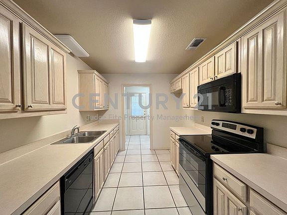 4th image of 1004 Lynn St APT A