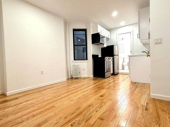 3rd image of 259 E 10th St APT 8