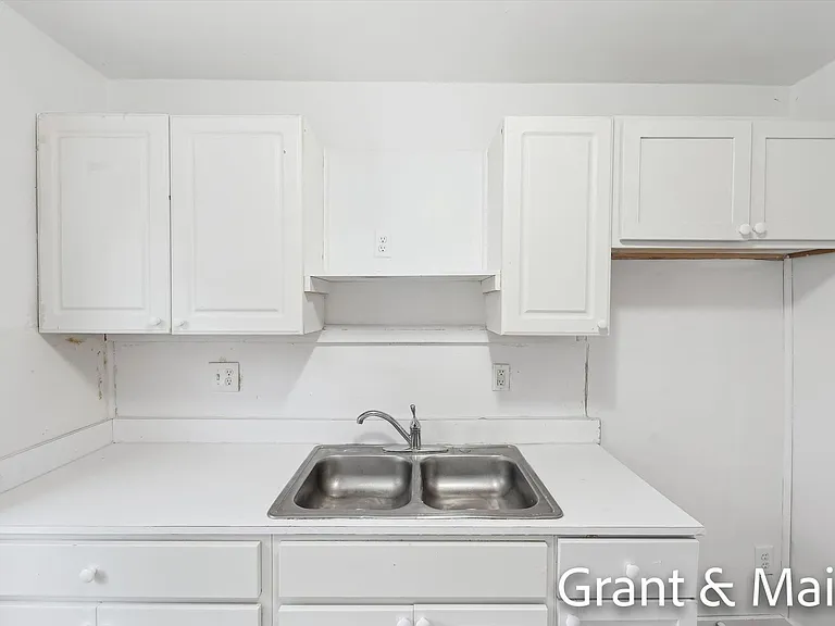 19250 Charest St — Photo 8