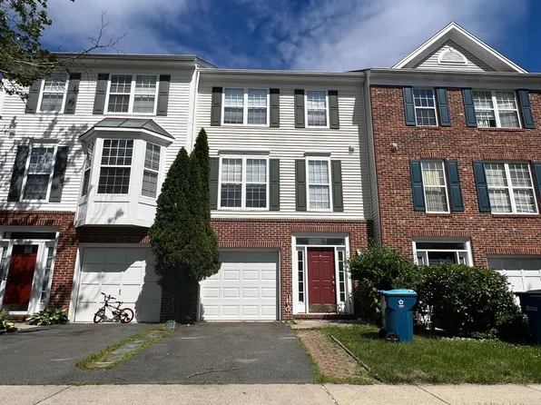 42882 Golf View Dr, Chantilly, VA 20152