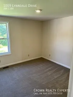 1009 Lynndale Dr — Photo 3