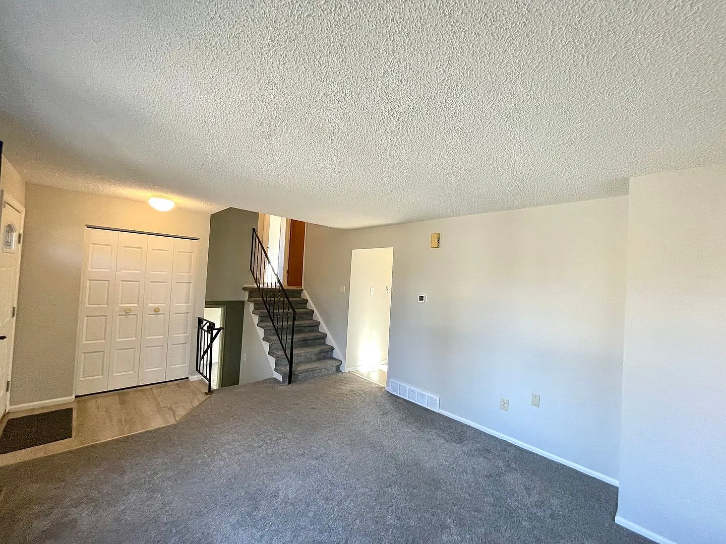 Beautifully updated 3 bedroom 2 bath home in Greeley! — Photo 2