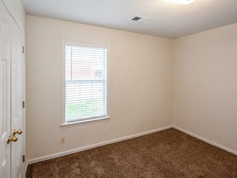 3920 Paramount Cv — Photo 12