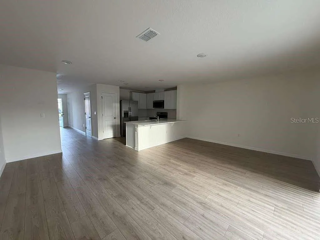 3 bed, 2.5 bath, 1463 sqft, $2,200 — Photo 3