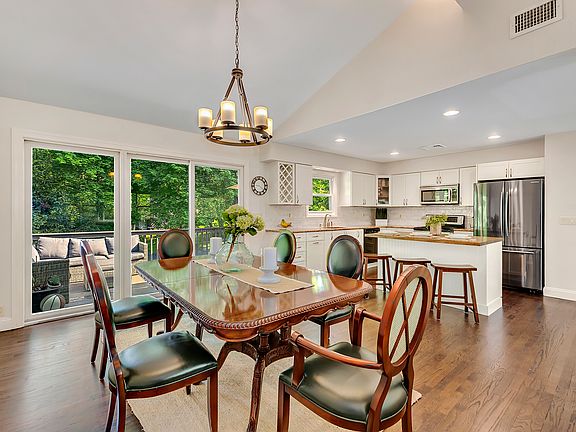 4th image of 16 Old Village Ln