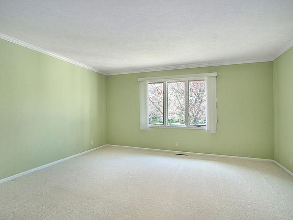 4th image of 938 Village Ct