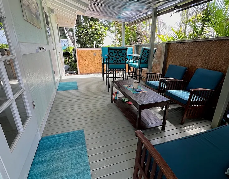 Entrance from driveway to covered side lanai