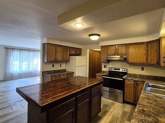 2nd image of 707 Camelot Ct