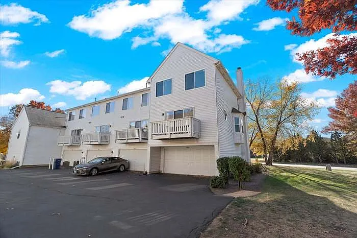 18630 W Sterling Ct — Photo 23
