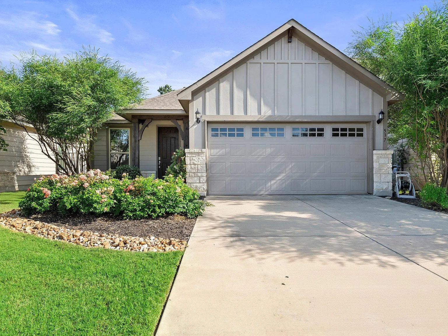3 bed, 2.0 bath, 1393 sqft, $2,300 — Photo 1