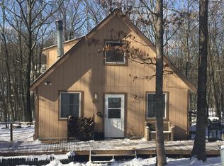 112 Powderhorn Dr, Lackawaxen, PA 18435