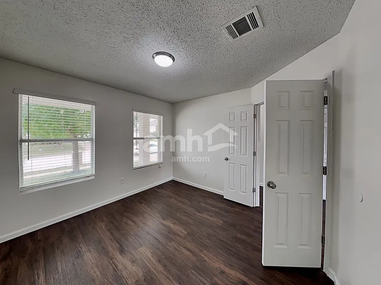 10413 Woodruff Ct — Photo 8