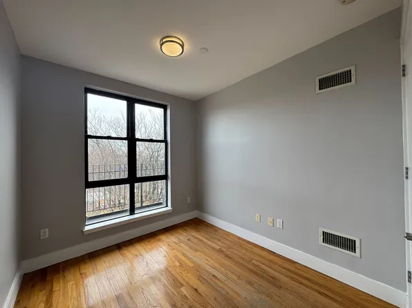 365 Tompkins Avenue image 14 of 17