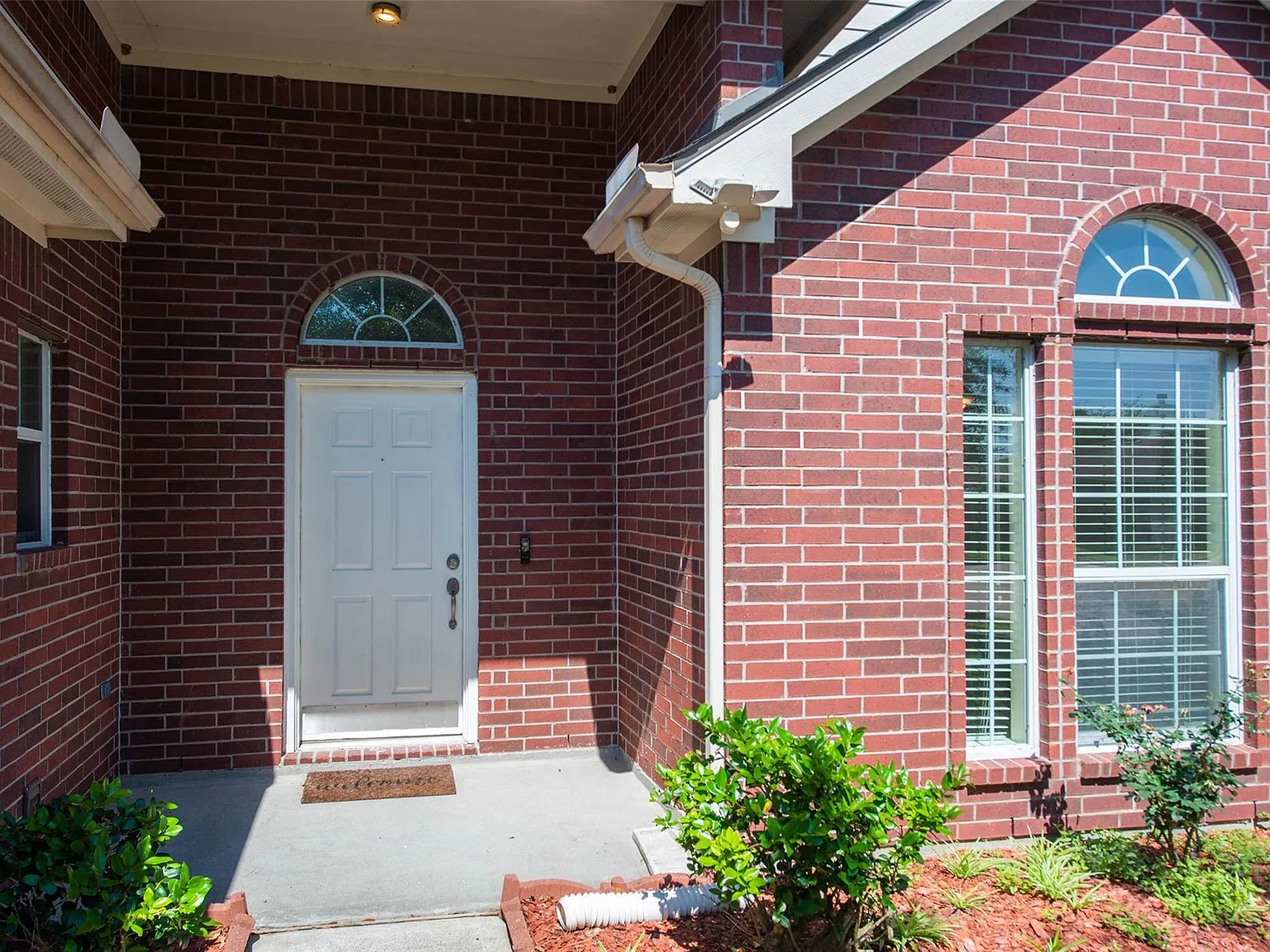 4 bed, 2.5 bath, 2416 sqft, $2,500 — Photo 3