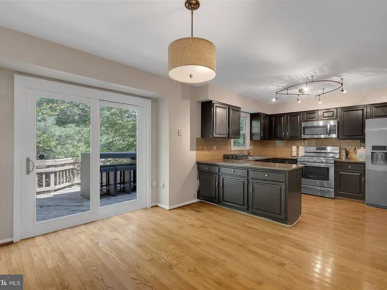 Kitchen (photo 1/4)