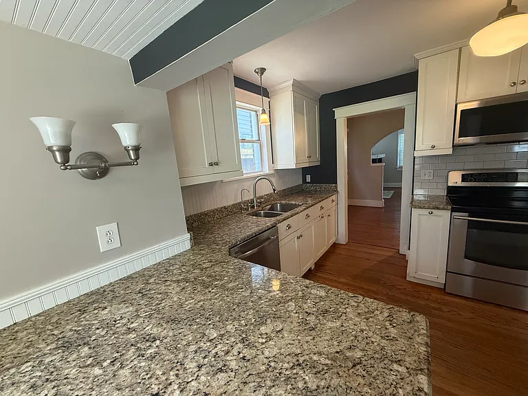 1004 Gillock St — Photo 48