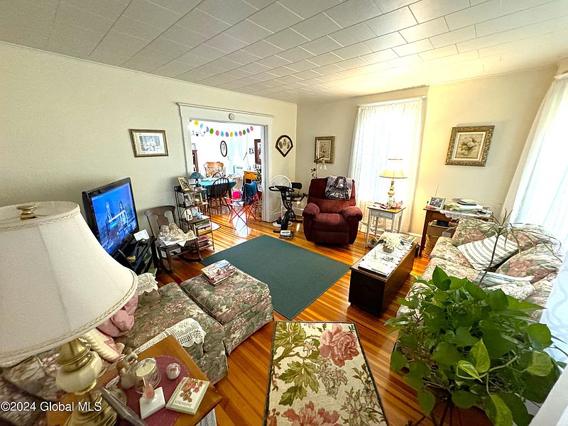 3rd image of 124 Bruce Street