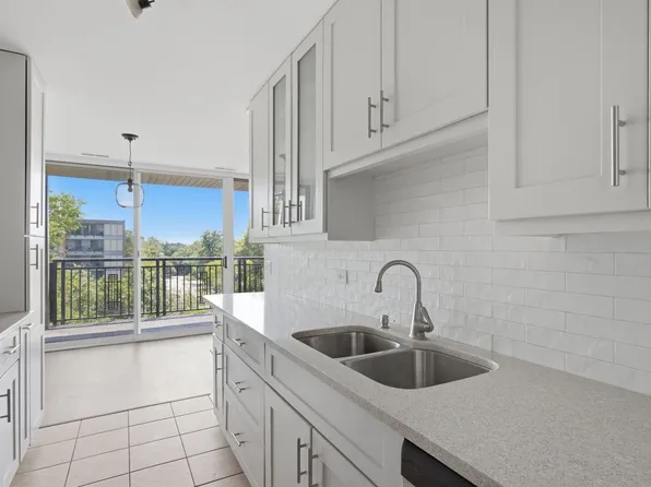 5950 Oakwood Dr APT 4A, Lisle, IL 60532