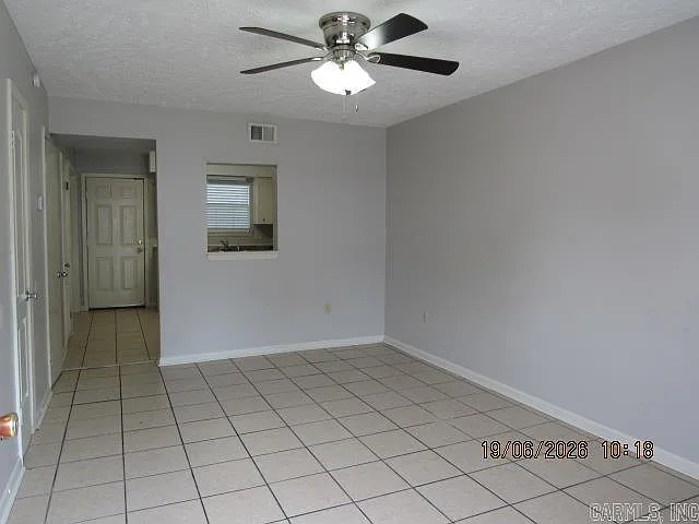 2 bed, 1.5 bath, 880 sqft, $880 — Photo 2