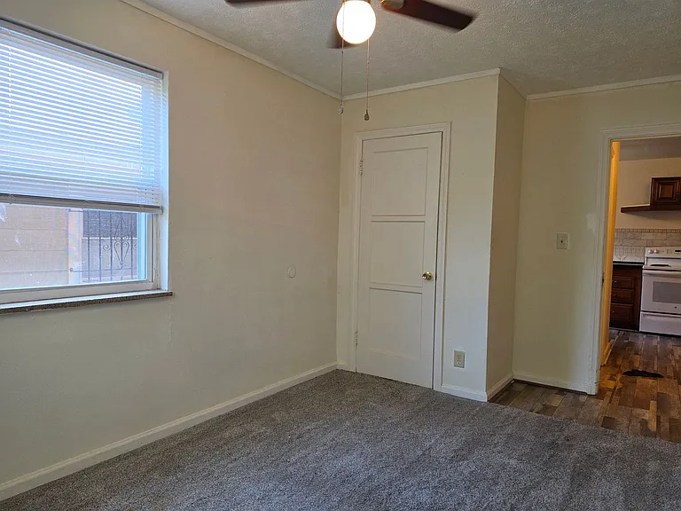 433 Sandhurst Dr — Photo 6