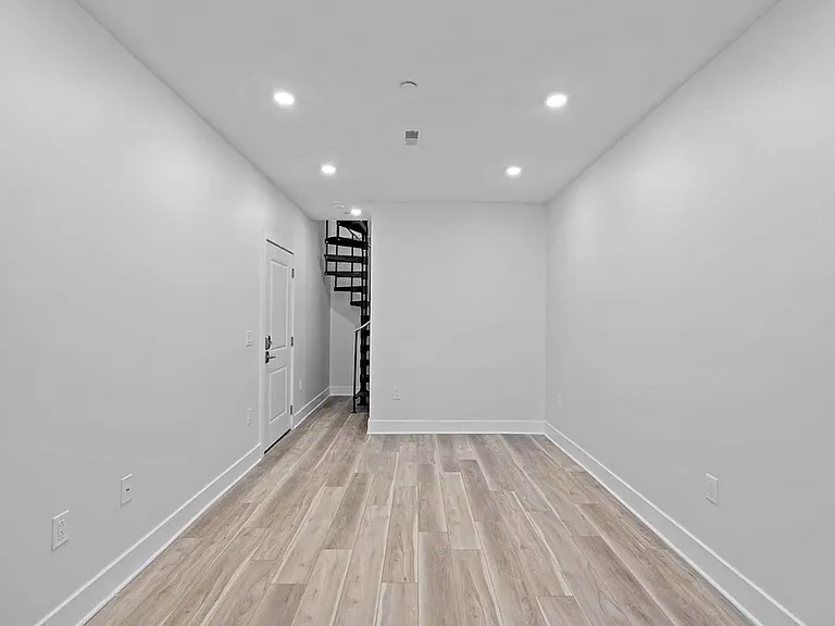 3843 Wallace St — Photo 9