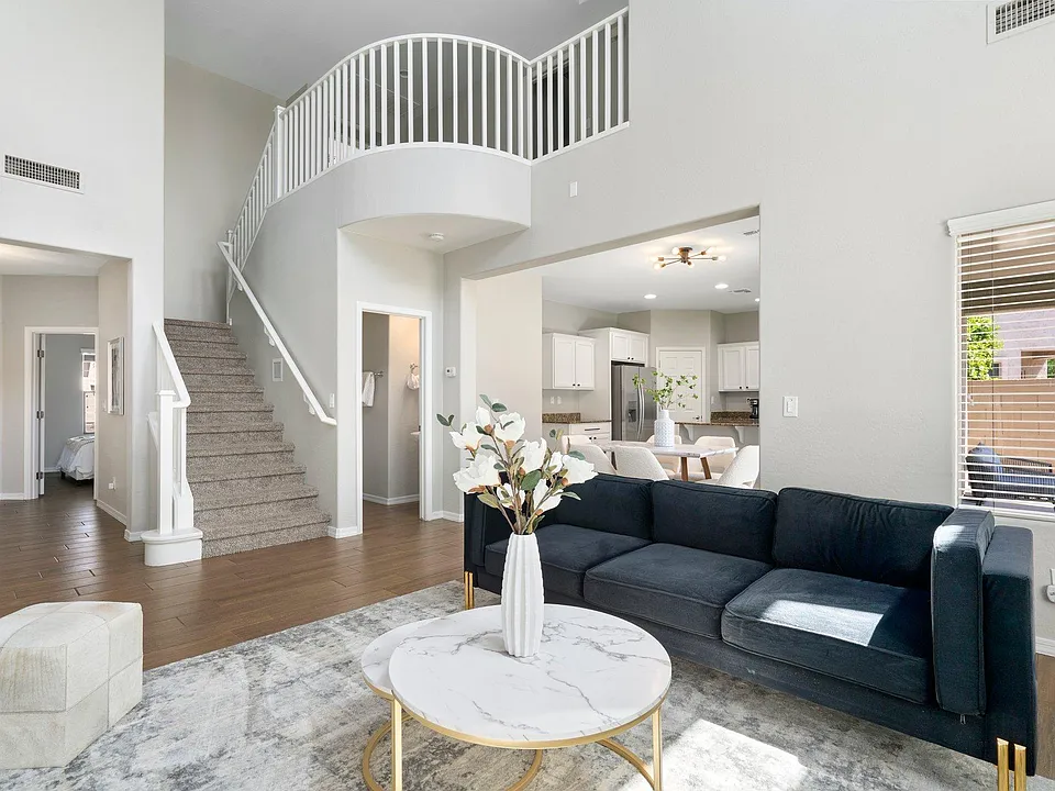2519 W Desert Vista Trl